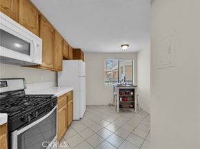 21040 Parthenia Street 20, Canoga Park (los Angeles) CA 91304