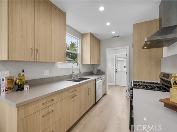 6820 Jellico Avenue, Van Nuys (los Angeles) CA 91406