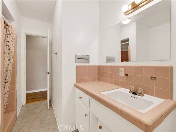 14421 Cohasset Street, Van Nuys (los Angeles) CA 91405