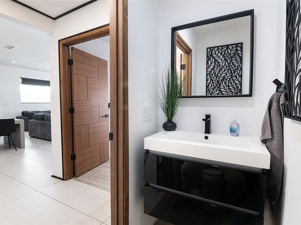 18328 Bessemer, Tarzana (los Angeles) CA 91335