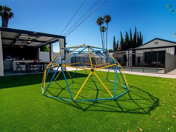 18328 Bessemer, Tarzana (los Angeles) CA 91335