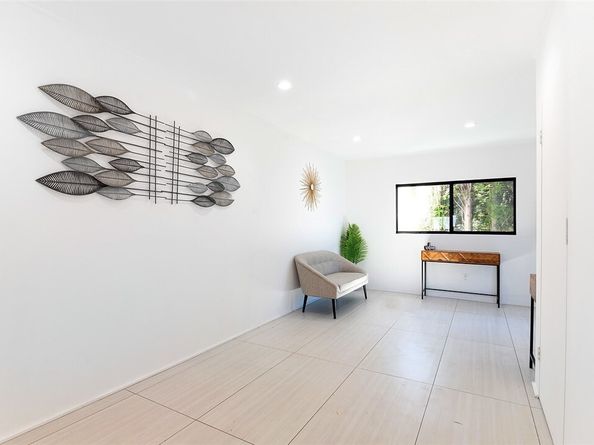 18328 Bessemer, Tarzana (los Angeles) CA 91335