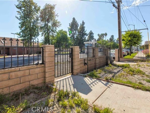8812 Laurel Canyon Boulevard, Sun Valley (los Angeles) CA 91352