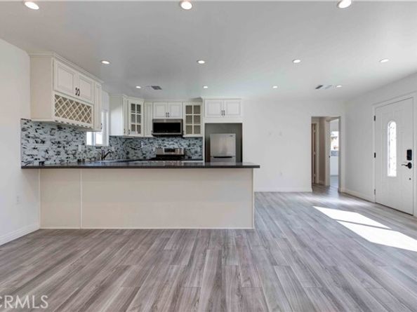8812 Laurel Canyon Boulevard, Sun Valley (los Angeles) CA 91352