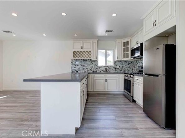 8812 Laurel Canyon Boulevard, Sun Valley (los Angeles) CA 91352