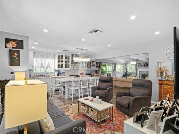 17405 Wyandotte Street, Van Nuys (los Angeles) CA 91406