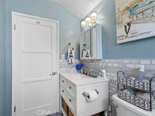 17405 Wyandotte Street, Van Nuys (los Angeles) CA 91406
