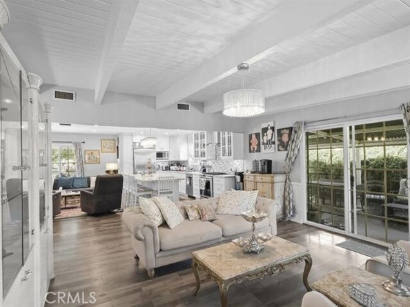 17405 Wyandotte Street, Van Nuys (los Angeles) CA 91406
