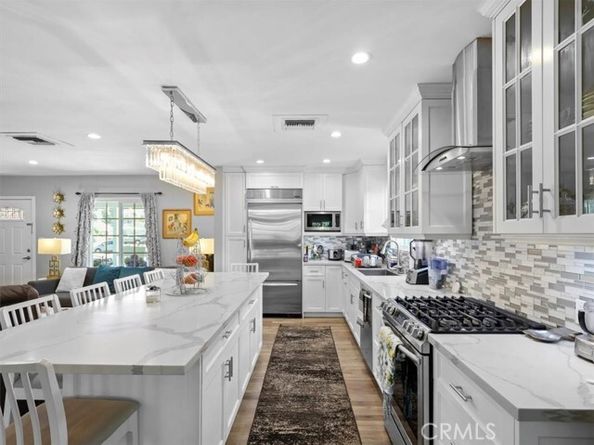 17405 Wyandotte Street, Van Nuys (los Angeles) CA 91406