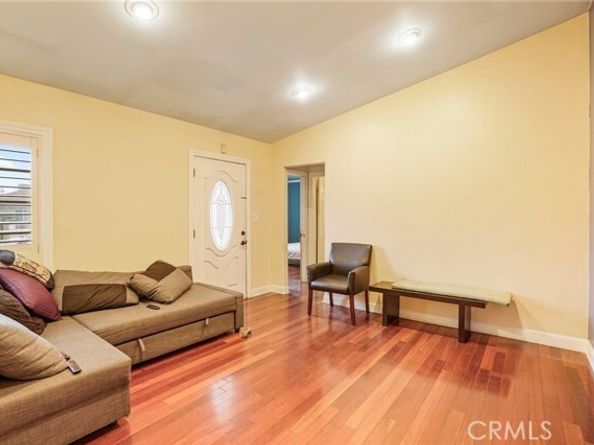6355 Peach Avenue, Van Nuys (los Angeles) CA 91411