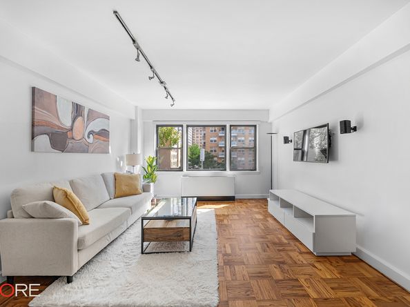 55 East 9th Street 4H, New York NY 10003