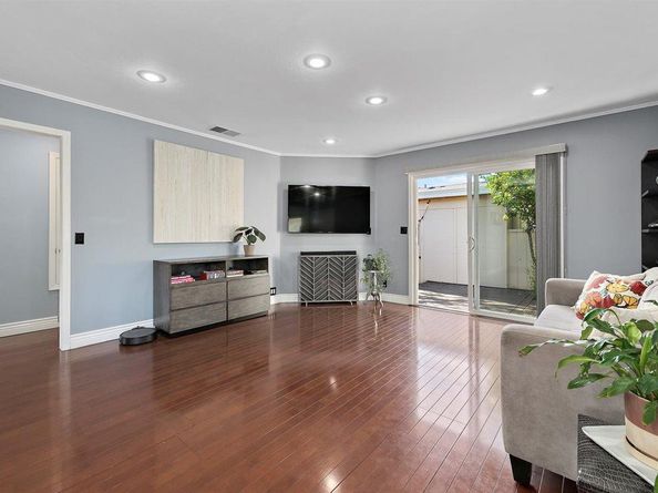 1 Comstock Queen Court, Mountain View CA 94043