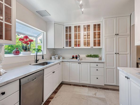 697 Glennan Drive, Redwood City CA 94061
