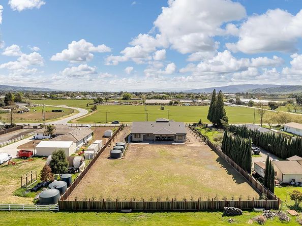 475 E Middle Avenue, San Martin CA 95046