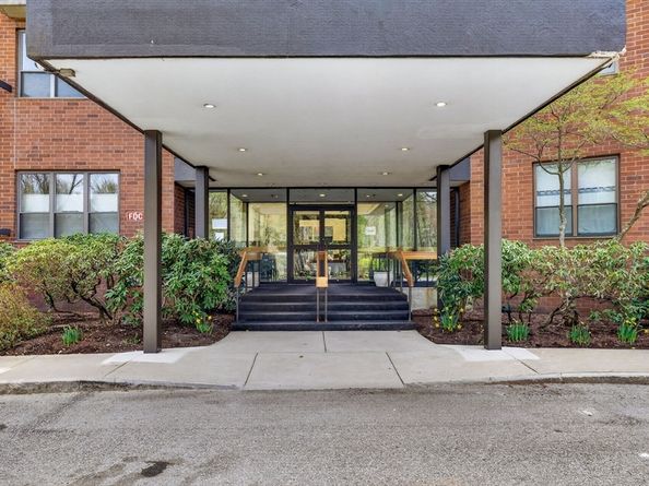 210 Nahanton 117, Newton MA 02459