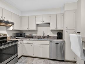 210 Nahanton 117, Newton MA 02459