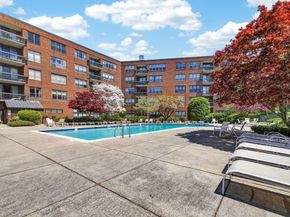 210 Nahanton 117, Newton MA 02459