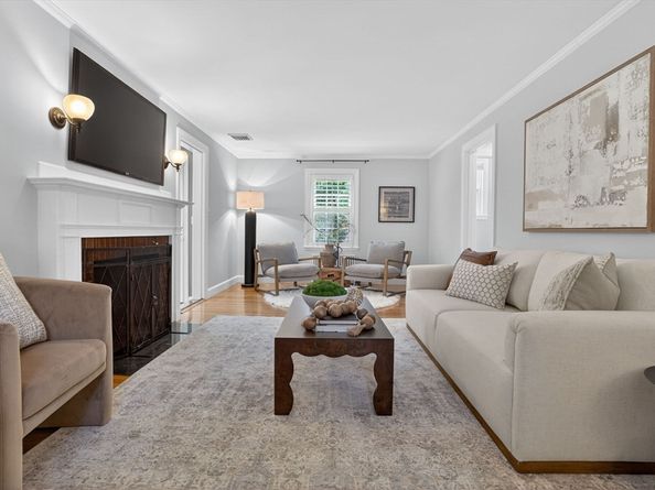 35 Cleveland Rd, Wellesley MA 02481