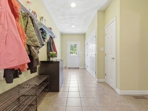27 Boulder Dr, Burlington MA 01803