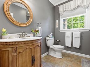 27 Boulder Dr, Burlington MA 01803