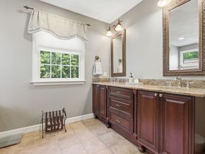 27 Boulder Dr, Burlington MA 01803