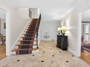 8 Buttercup Ln, Dover MA 02030