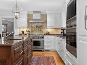 8 Buttercup Ln, Dover MA 02030