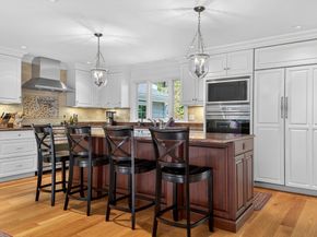 8 Buttercup Ln, Dover MA 02030