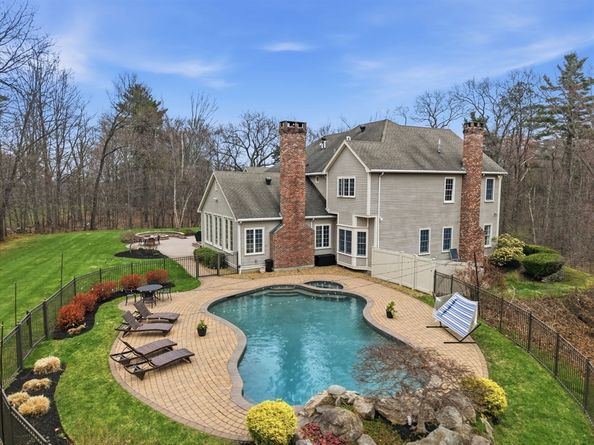 29 Hoveys Pond Dr, Boxford MA 01921