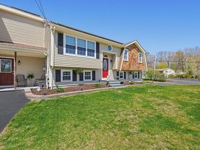 2 Kimberly Ln, Blackstone MA 01504