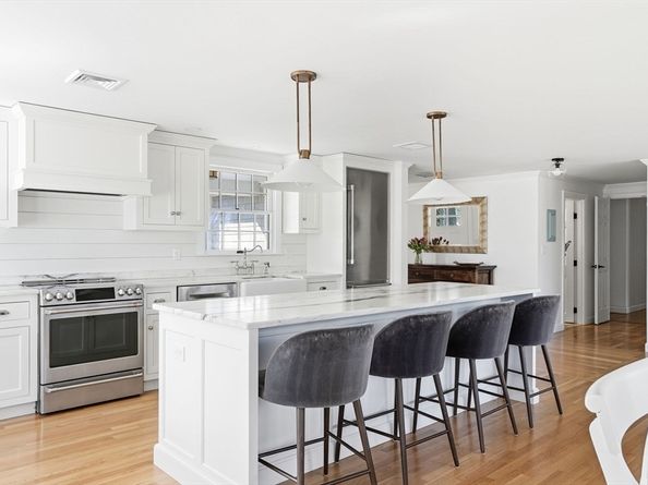 10 Boulder Glen Rd, Hingham MA 02043