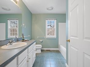 3 Quaker Way 40, Westborough MA 01581