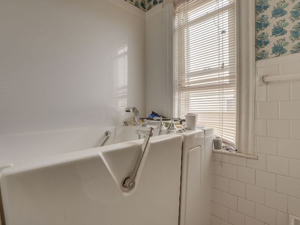 69 Metropolitan Ave, Boston MA 02131
