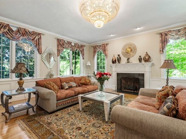 25 Ashkins Dr, Mendon MA 01756