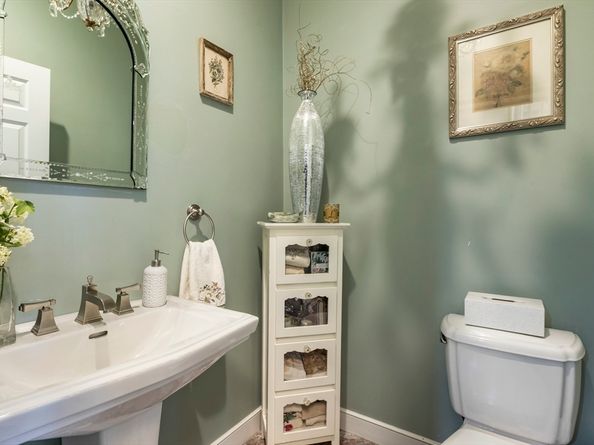25 Ashkins Dr, Mendon MA 01756