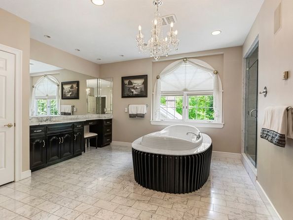 25 Ashkins Dr, Mendon MA 01756