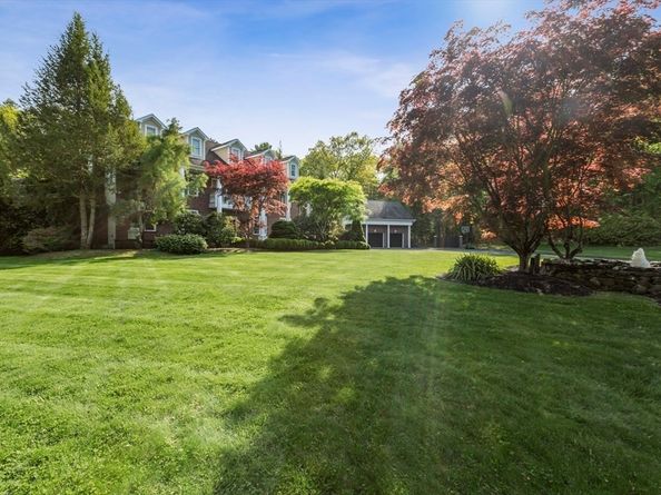 25 Ashkins Dr, Mendon MA 01756