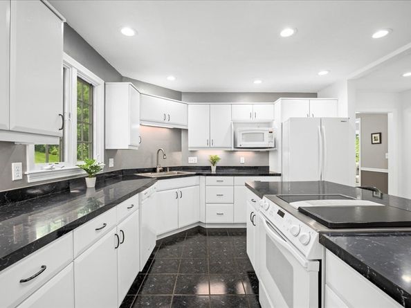 14 Vanessa Dr, Northborough MA 01532