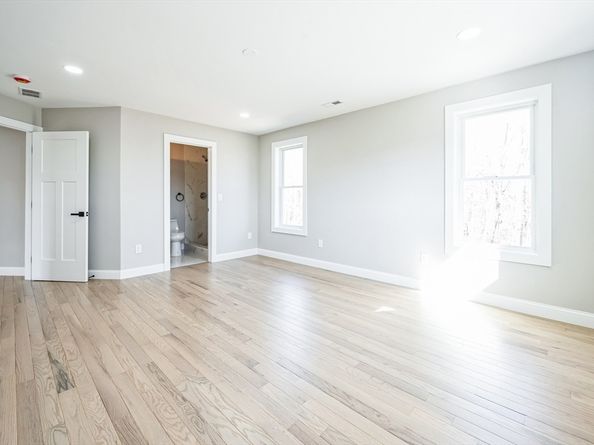 1 Falcon Dr, Shrewsbury MA 01545