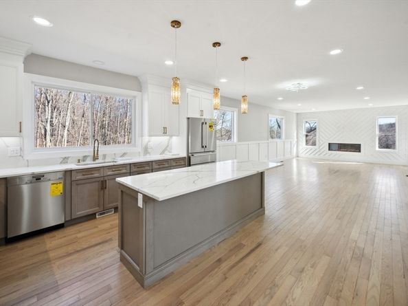 1 Falcon Dr, Shrewsbury MA 01545