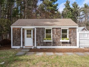 85 Strawberry Hill St, Dover MA 02030