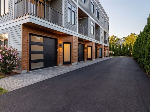 15 Tanglewood B, Boston MA 02124