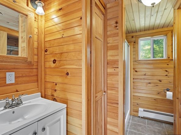 5 Carlton Ct, Oxford MA 01540