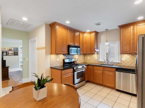 15 Banks St 4, Waltham MA 02451