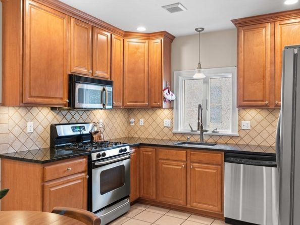 15 Banks St 4, Waltham MA 02451