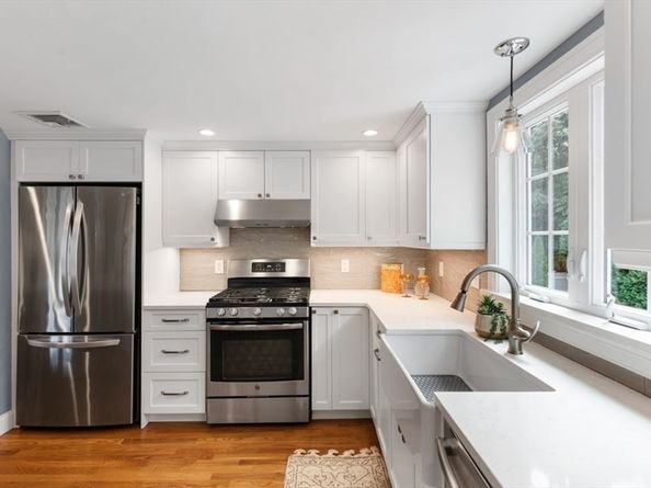 73 Locksley Rd, Lynnfield MA 01940