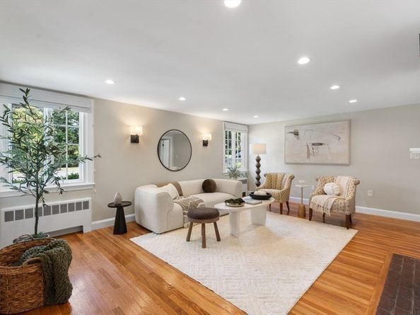 73 Locksley Rd, Lynnfield MA 01940