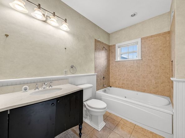 12 Quentin St, Quincy MA 02169