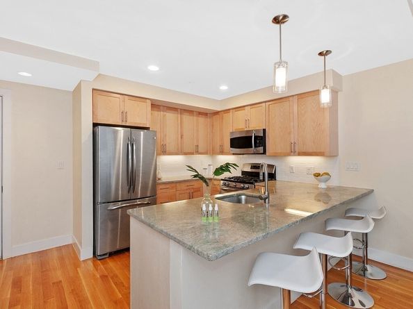 321 Hammond Pond Pkwy 106, Brookline MA 02467