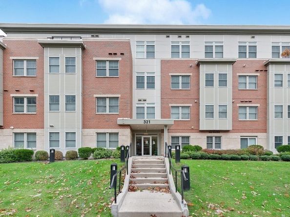 321 Hammond Pond Pkwy 106, Brookline MA 02467